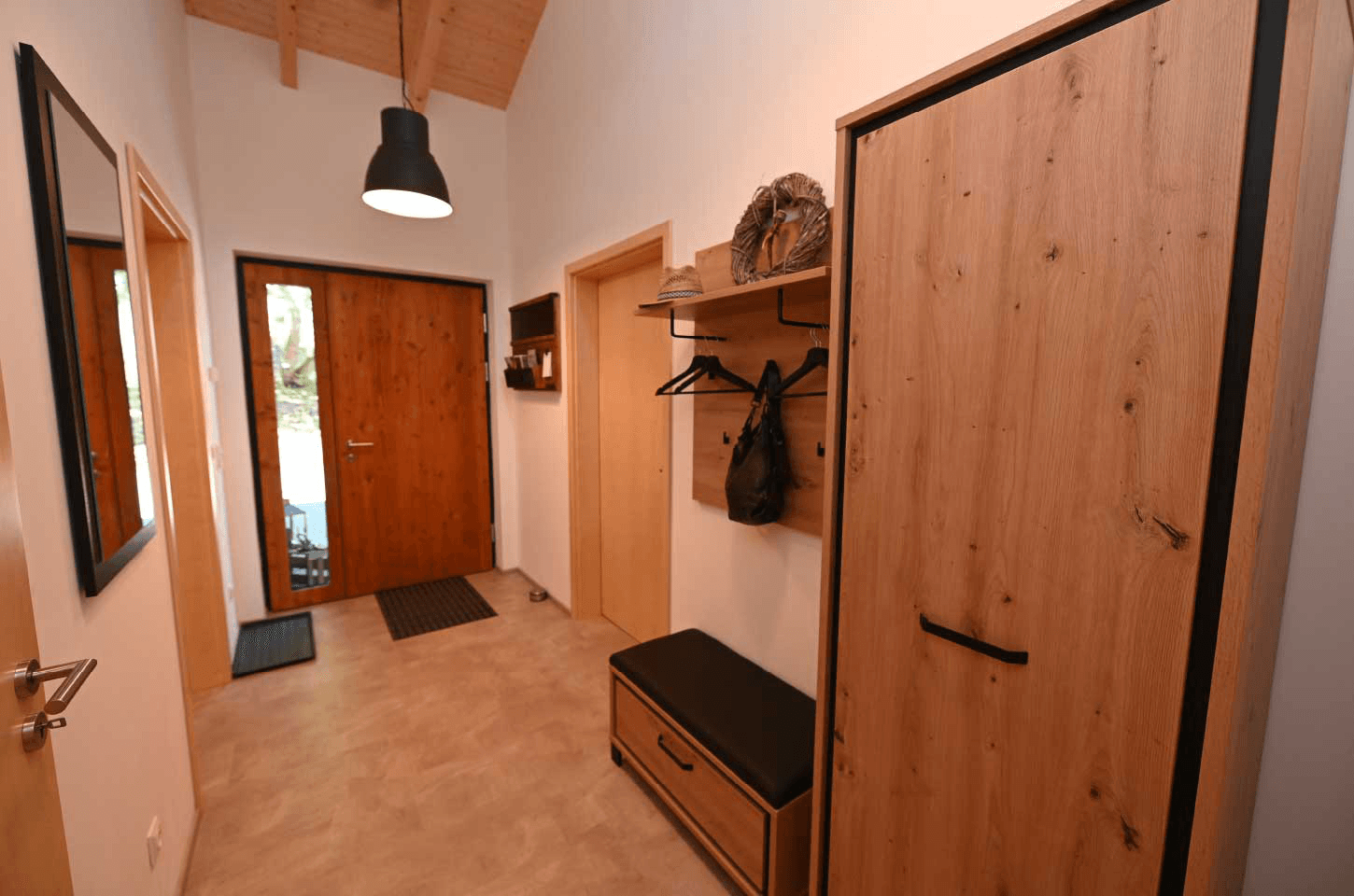 Frontdoor/hallway Picture 1-3