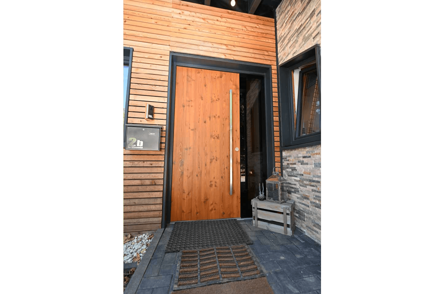 Frontdoor/hallway Picture 2-3