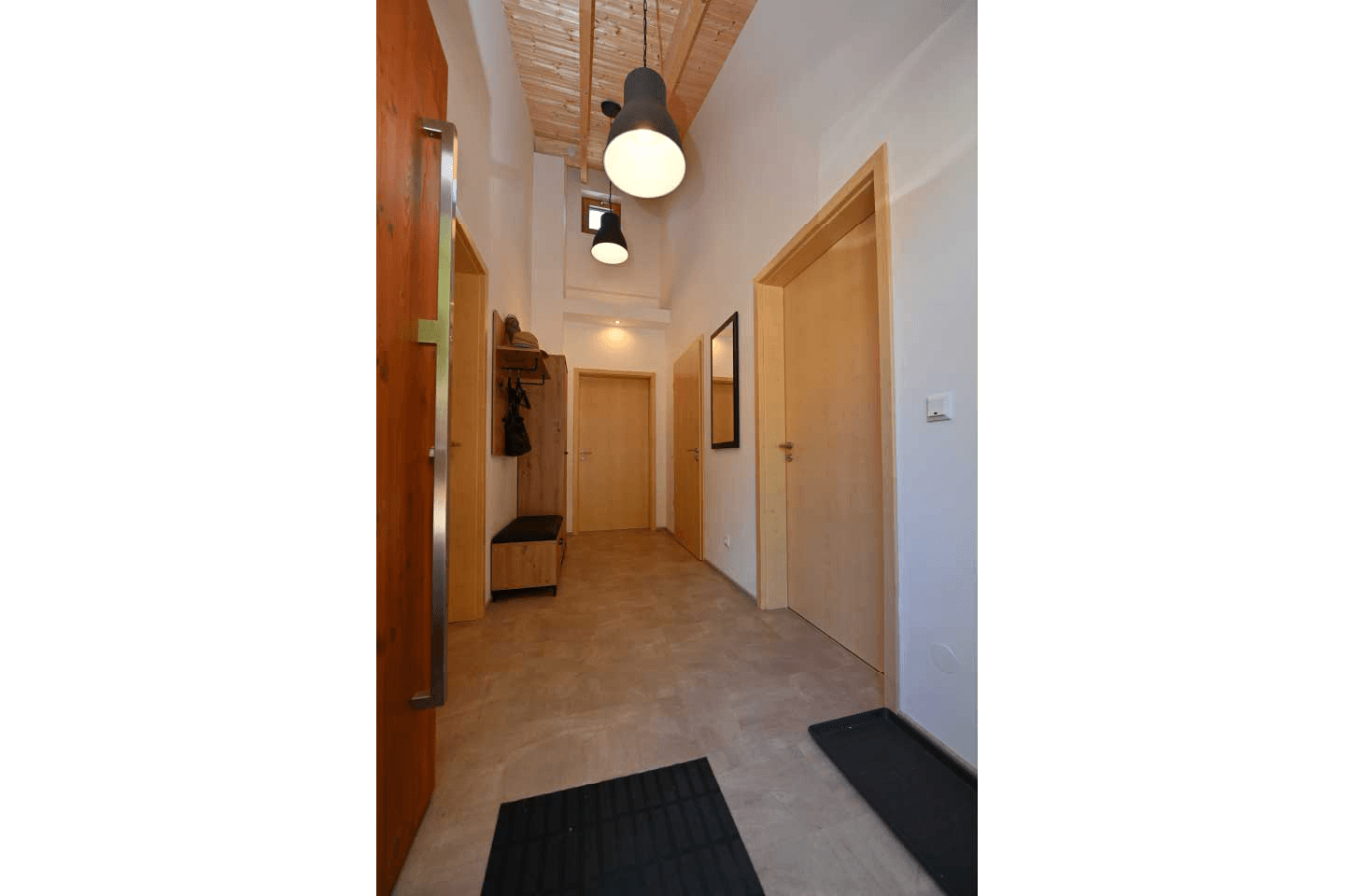 Frontdoor/hallway Picture 3-3